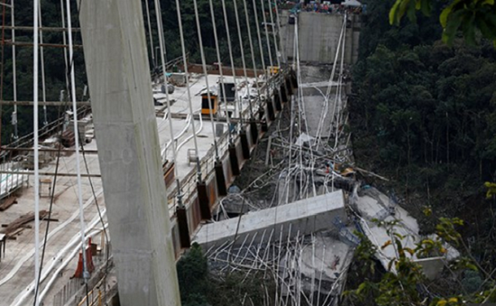 Sập cầu đang xây ở Colombia, 10 người thiệt mạng