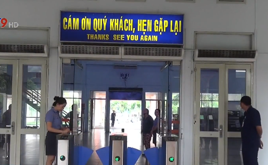 Cổng soát vé tự động ở ga Sài Gòn dễ dàng bị "qua mặt"