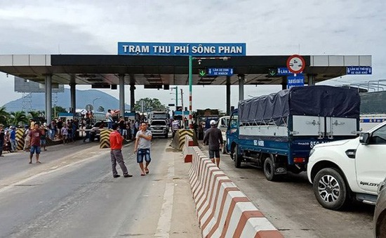 Trạm BOT Sông Phan-Bình Thuận lại phải xả trạm vì kẹt xe nghiêm trọng
