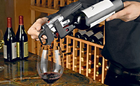 Độc đáo thiết bị giúp rót rượu không cần mở nắp chai