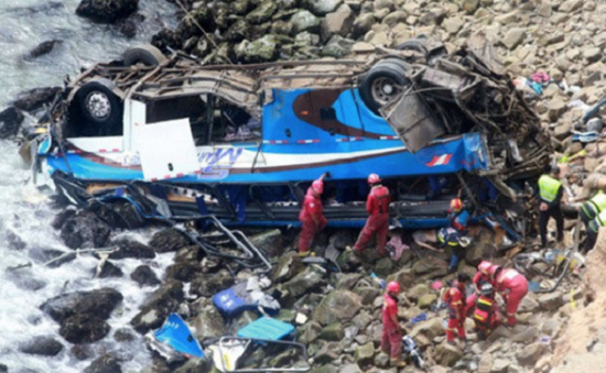 Peru: Xe bus va chạm với xe tải lao xuống vực, ít nhất 36 người thiệt mạng