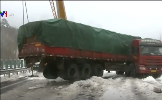 Tuyết trơn trượt, xe tải gập thành góc vuông ở Hồ Bắc, Trung Quốc