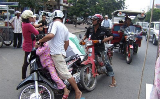 Trong 3 ngày, Campuchia tạm giữ gần 2.000 xe máy vi phạm luật