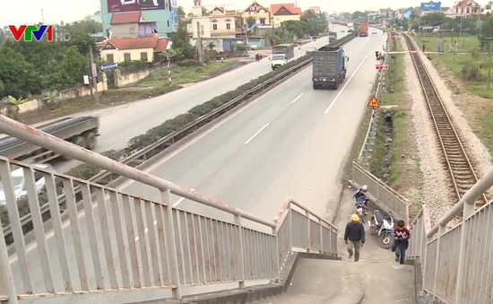 Vụ tai nạn ở Hải Dương: Nghịch lý cầu vượt cho người đi bộ dẫn xuống đường quốc lộ