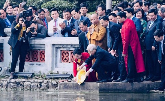 Tổng Bí thư, Chủ tịch nước cùng kiểu bào thả cá chép tiễn ông Táo ở Hồ Gươm