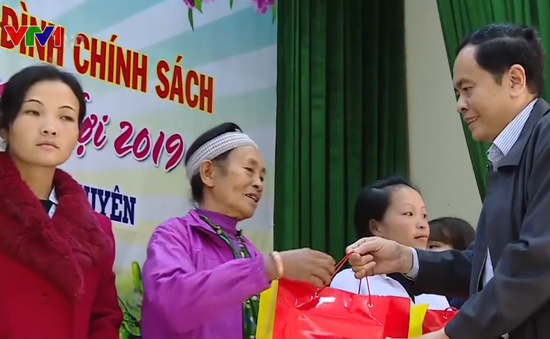 Chủ tịch MTTQ Việt Nam tặng quà Tết gia đình chính sách tại Thái Nguyên