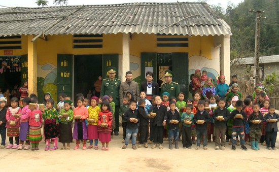 Quỹ Tấm lòng Việt mang Tết sớm đến với học sinh trường PT Dân tộc bán trú Tiểu học xã Lũng Cú