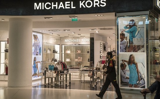 Michael Kors: Michael Kors chính thức đổi tên sau khi mua lại Versace |  