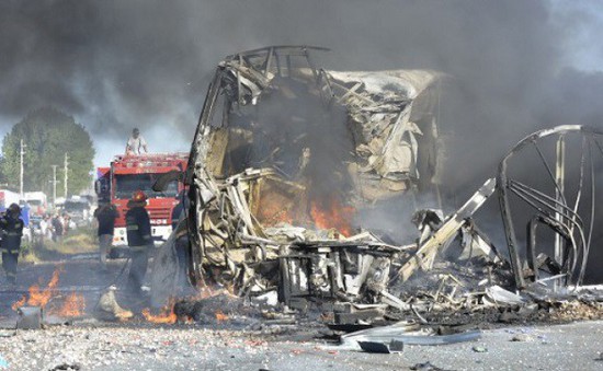 Xe tải đâm xe bus tại Brazil, hàng chục người thương vong