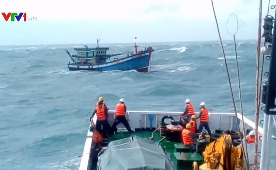 Cứu hộ thành công tàu cá cùng 8 ngư dân trôi dạt trên biển Bạc Liêu