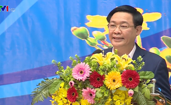 Phó Thủ tướng Vương Đình Huệ tặng quà Tết cho công nhân lao động tại Tây Nguyên