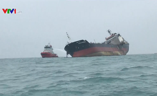 Tàu Aulac Fortune gặp nạn ở vùng biển Hong Kong (Trung Quốc) vẫn có thể cháy nổ trở lại