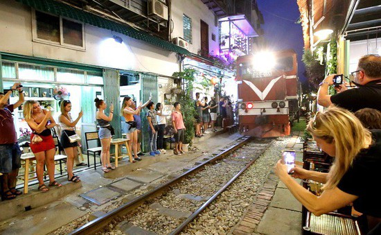 Hà Nội giải tỏa các quán cà phê đường tàu