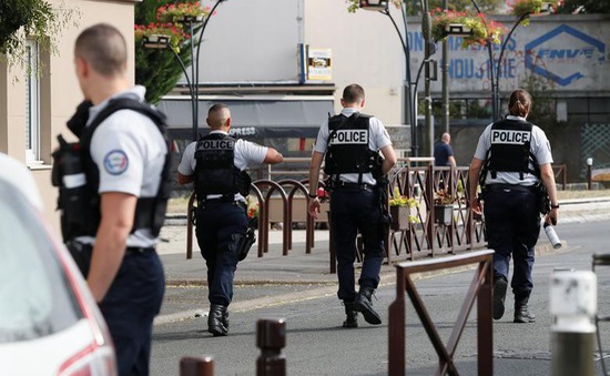 Hai cảnh sát Pháp bị tước vũ khí vì nghi nhiễm tư tưởng cực đoan