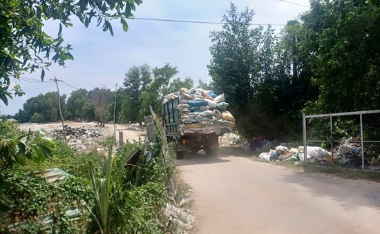 Dân yêu cầu di dời bãi rác tạm vì quá ô nhiễm