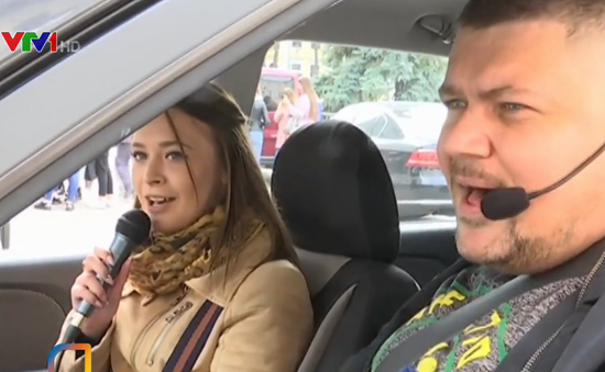 Độc đáo taxi... karaoke ở Ukraine