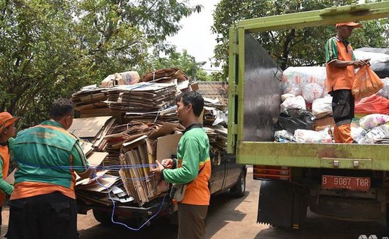 Người dân Indonesia đổi rác lấy vàng