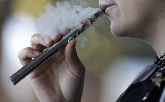 Mỹ tăng cường kiểm tra thuốc lá điện tử do bệnh phổi bùng phát
