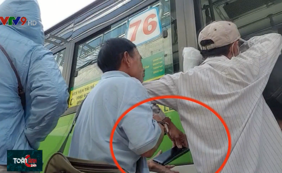 Vạch trần thủ đoạn dàn cảnh móc túi hành khách trên xe bus