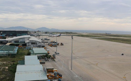 Ngày 10/10, sử dụng đường cất hạ cánh số 2 sân bay quốc tế Cam Ranh