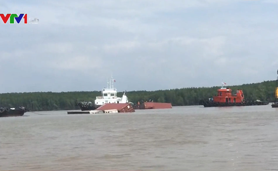 Nỗ lực trục vớt tàu chở container chìm trên sông Lòng Tàu