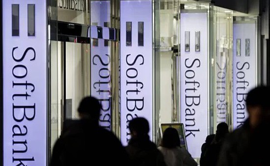 Moody’s hạ xếp hạng tín dụng của SoftBank xuống “tiêu cực”