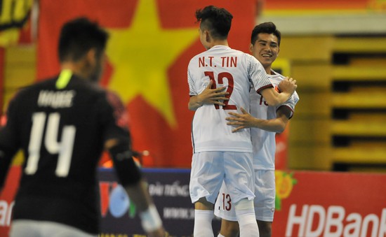 Phá dớp trước Malaysia, ĐT futsal Việt Nam gặp ĐKVĐ Thái Lan ở bán kết