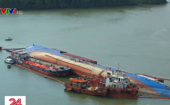 Vụ chìm tàu 8.000 tấn ở TP.HCM: Sự cố tràn dầu cơ bản được kiểm soát