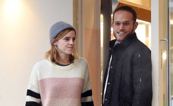 Emma Watson bất ngờ hôn trai lạ ngay giữa phố