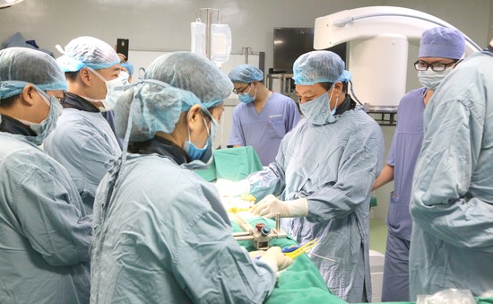 Bệnh viện tuyến tỉnh đầu tiên phẫu thuật cột sống bằng robot
