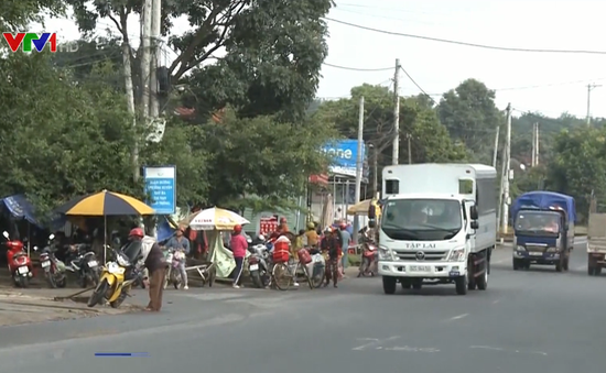 Chợ dân sinh lấn chiếm đường tiềm ẩn nguy cơ tai nạn giao thông