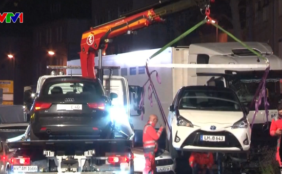Xe tải lao vào ô tô đang dừng đỗ ở Đức, nhiều người bị thương