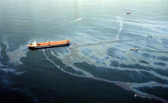 Brazil vớt hơn 100 tấn cặn dầu trên các bờ biển