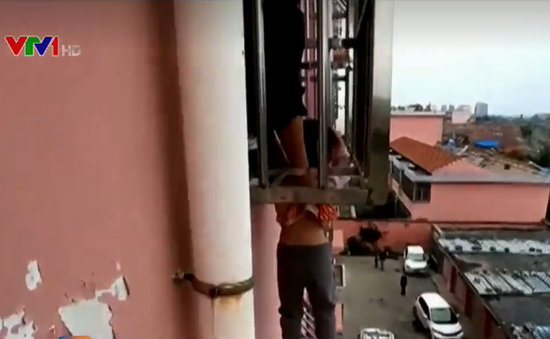 Trung Quốc: Giải cứu bé trai mắc kẹt trên cửa sổ tầng 4