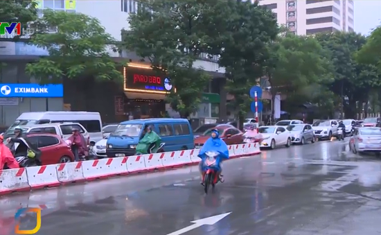 Giao thông tại Hà Nội "căng thẳng" trong ngày mưa gió