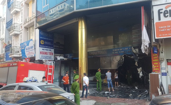 Hà Nội: Dập tắt đám cháy ở cửa hàng phân phối gạch lát trên phố An Trạch