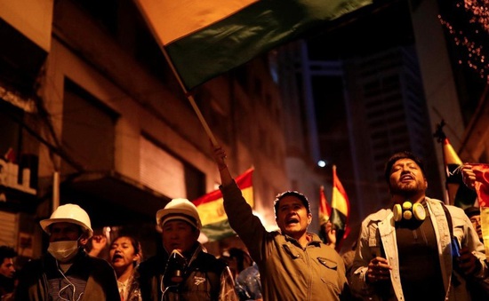 Người biểu tình chiếm đài phát thanh và truyền hình tại Bolivia