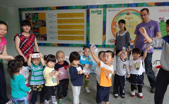Trung Quốc: Hàng chục trẻ nhỏ bị xịt hóa chất