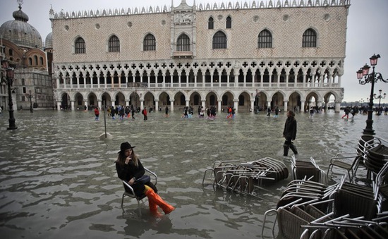 Thủy triều kỷ lục nhấn chìm nhiều địa danh lịch sử nổi tiếng tại Venice, Italy