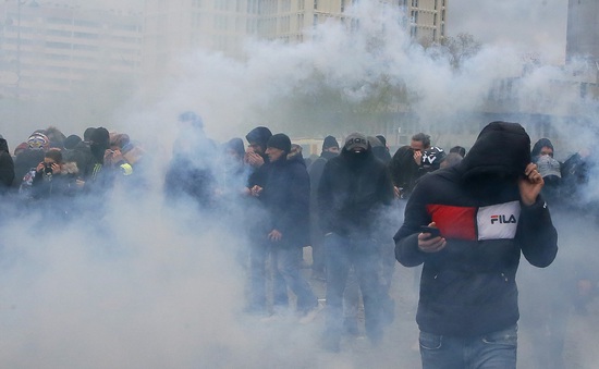 Pháp bắt giữ hàng trăm người biểu tình quá khích