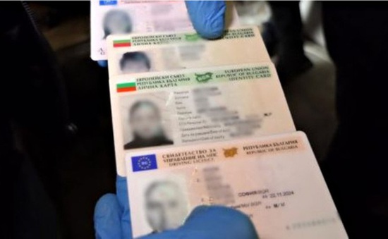 Bulgaria phá vỡ đường dây làm hộ chiếu quốc tế giả