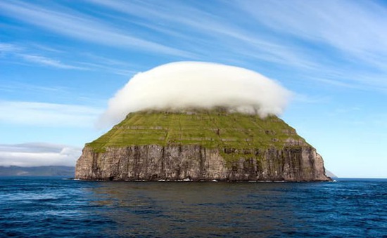 Kỳ lạ hòn đảo “đội mây” nằm giữa đại dương
