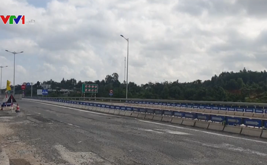 Cao tốc Đà Nẵng - Quảng Ngãi tiếp tục hư hỏng