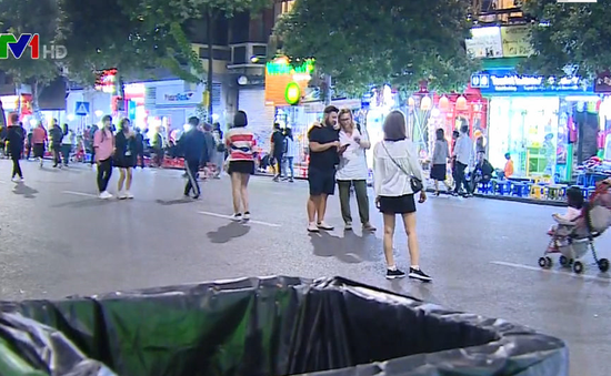 Hà Nội ghi hình người xả rác ở phố đi bộ hồ Hoàn Kiếm để xử phạt