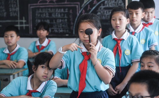 Tỷ lệ học sinh béo phì và thị lực kém tiếp tục gia tăng tại Trung Quốc.
