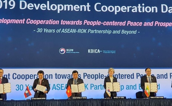 Hàn Quốc và 5 nước ASEAN ký Bản ghi nhớ về hợp tác phát triển
