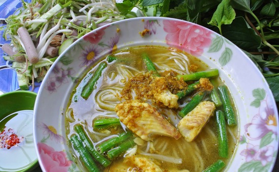 Thưởng thức bún cá Num bo choc của Campuchia ở Sài thành