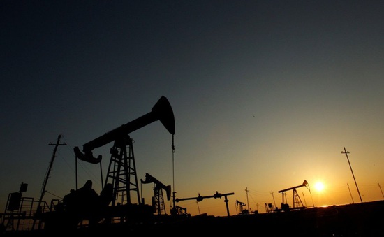 Giá dầu giảm khi dự trữ dầu thô của Mỹ bất ngờ tăng