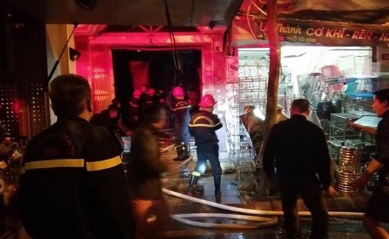 Hà Nội: Giải cứu hai phụ nữ mắc kẹt trong đám cháy trên phố Lò Rèn