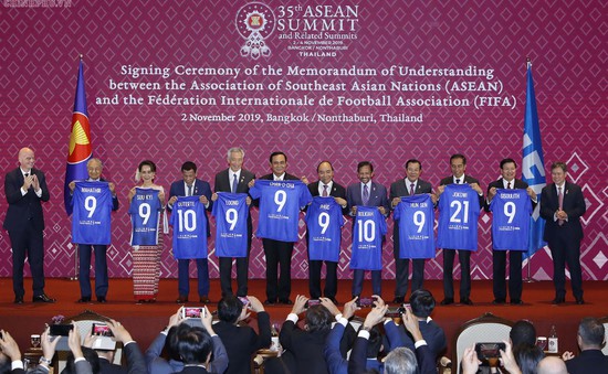 Thủ tướng chứng kiến ASEAN và FIFA ký bản ghi nhớ hợp tác